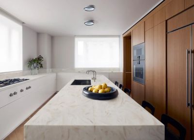 Corian κουζίνα με νησίδα και λευκό πάγκο χωρίς ορατές ενώσεις