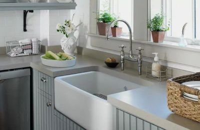 Reception γραφείων από Corian με λογότυπο εταιρείας